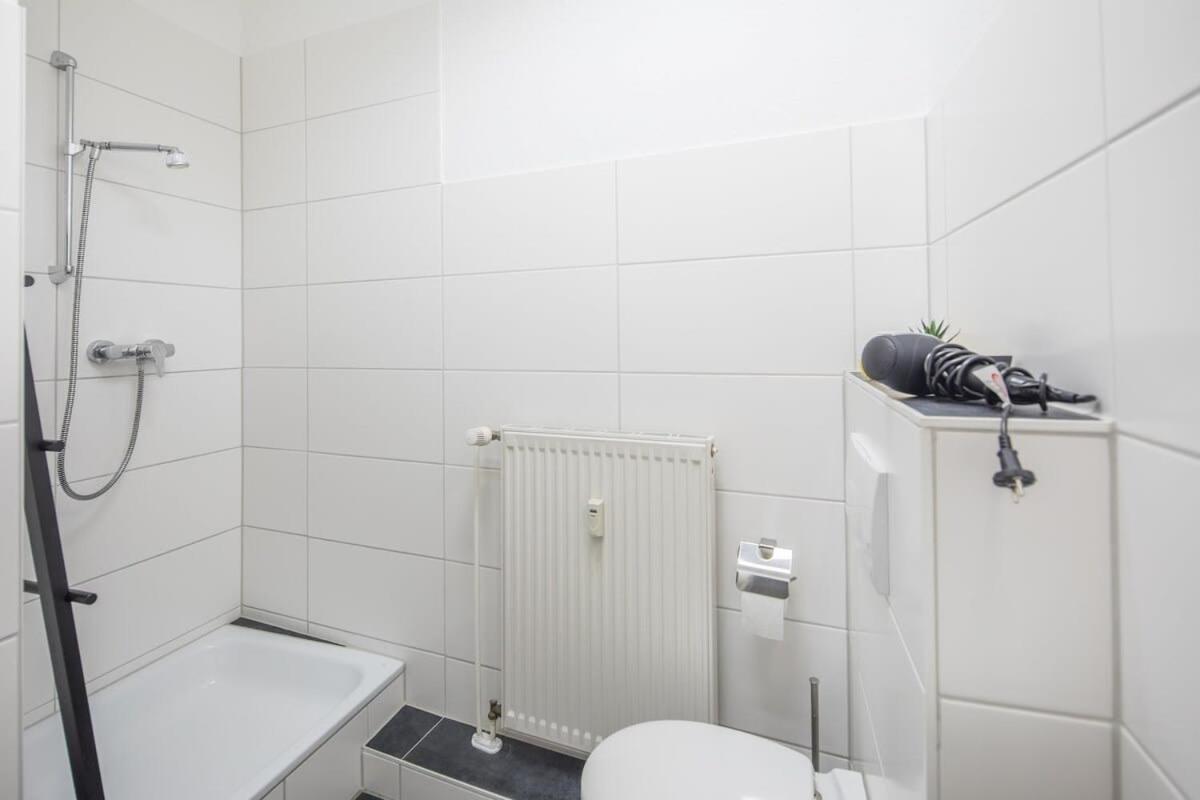 Spacious 2 Bedroom Apartment ฮัมบูร์ก ภายนอก รูปภาพ